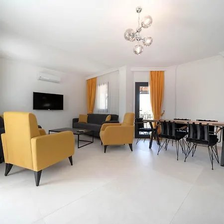 Fethiye Oeluedeniz'De Muestakil Havuzlu Dag Manzarali Tripleks Villa A3
