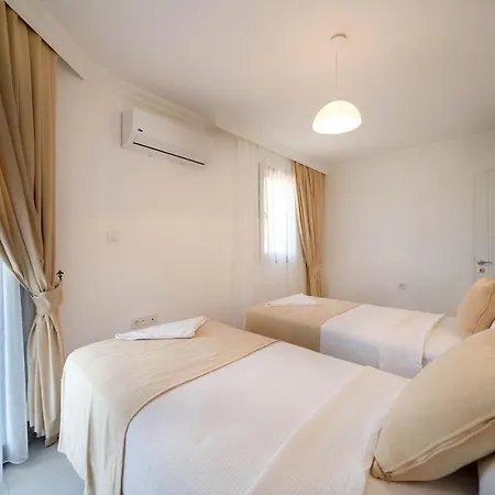 Villa Fethiye Oeluedeniz'De Muestakil Havuzlu Dag Manzarali Tripleks Villa A3 Oludeniz
