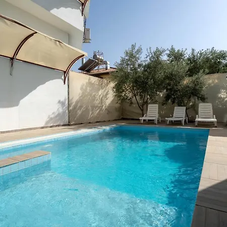 Fethiye Oeluedeniz'De Muestakil Havuzlu Dag Manzarali Tripleks Villa A3 Oludeniz