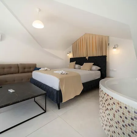 Fethiye Oeluedeniz'De Muestakil Havuzlu Dag Manzarali Tripleks Villa A3 Oludeniz