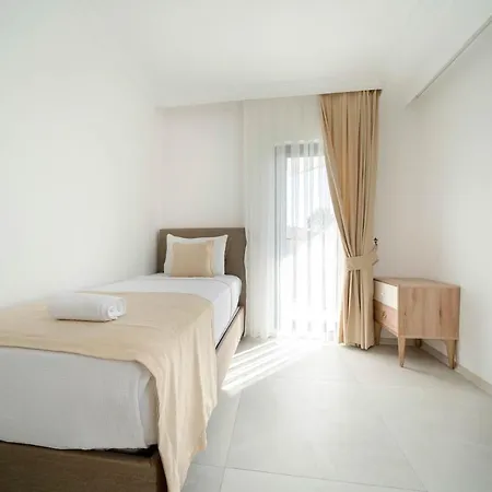 Fethiye Oeluedeniz'De Muestakil Havuzlu Dag Manzarali Tripleks Villa A3 Oludeniz